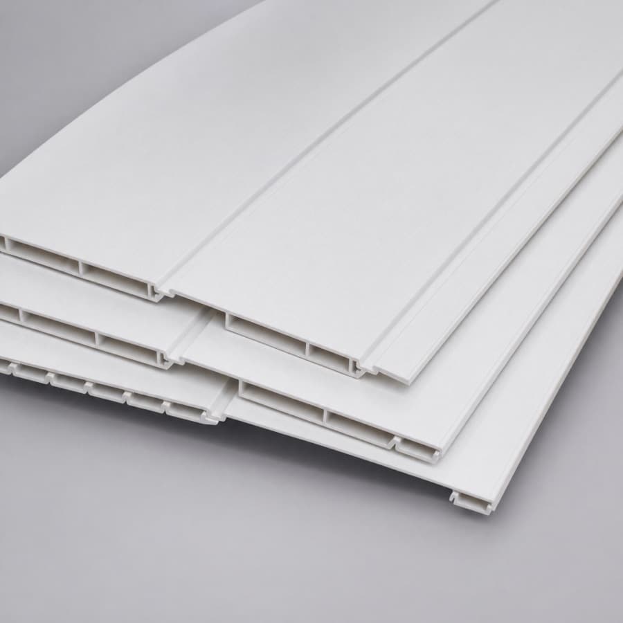 Plafon PVC terpasang pada langit-langit ruangan interior